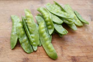 荷兰豆，去筋去蒂，绰一下水，很青翠爽口。