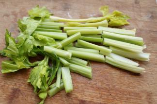 芹菜切段，最后时候放入，香气很好闻。