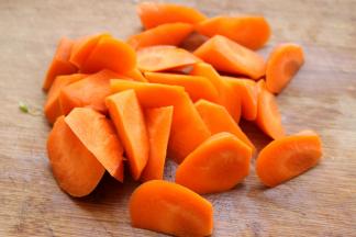 胡萝卜切滚刀块，多吃胡萝卜对眼睛好。