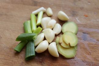 准备大蒜头，葱段和姜片。