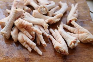 鸡爪剪去指甲，剁成两半。