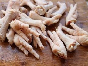 鸡爪剪去指甲，剁成两半。
