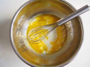 蛋清和蛋黄分离，蛋黄中加入牛奶，搅拌混合均匀