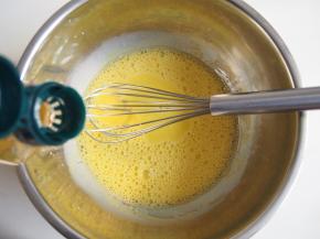 继续加入玉米油，充分搅拌均匀