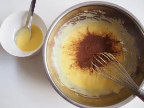 将面糊过滤一遍，另取一个碗盛出两勺，另外的面糊中筛入可可粉，切拌均匀。