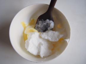 取蛋黄糊2倍的蛋白霜加入原味蛋黄糊中，切拌均匀。