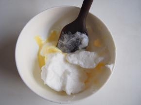 取蛋黄糊2倍的蛋白霜加入原味蛋黄糊中，切拌均匀。