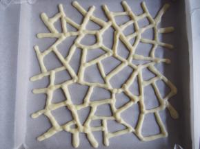 烤盘上铺上油纸，在上面用原味面糊画上长颈鹿的纹路，并放入160度的烤箱中烤半分钟定型。