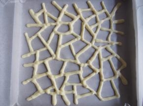 烤盘上铺上油纸，在上面用原味面糊画上长颈鹿的纹路，并放入160度的烤箱中烤半分钟定型。