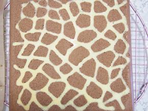 烤好的蛋糕卷晾至温热后，翻面。