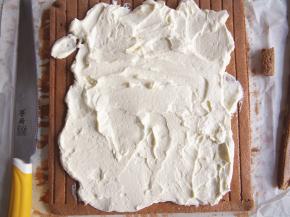 在蛋糕卷正面铺一层奶油，卷起放入冰箱冷藏定型后切开即可。