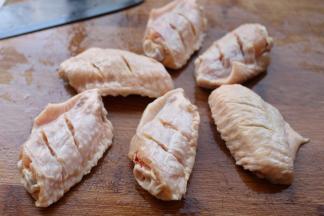 鸡翅表面打花刀。