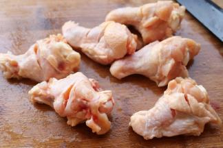 鸡翅根表面也打花刀。