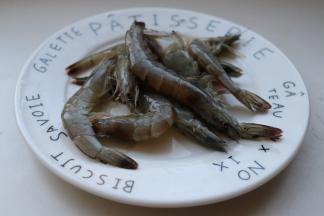 虾挑去虾线，剪去虾须。