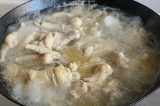 锅内加水，冷水加入鸡翅和鸡爪，水开后再煮3分钟，洗净浮沫待用。