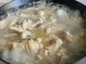 锅内加水，冷水加入鸡翅和鸡爪，水开后再煮3分钟，洗净浮沫待用。