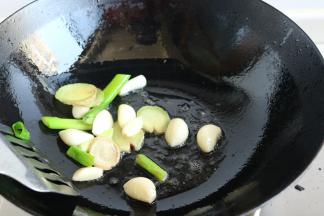 炒锅放少许油，下入葱姜蒜爆香。