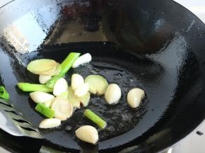 炒锅放少许油，下入葱姜蒜爆香。