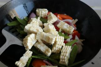 下入蔬菜，这一步炒的有胡萝卜，部分荷兰豆，圆葱和玉米。