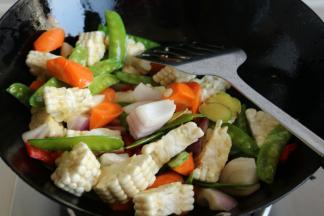 炒匀，加少许盐调一下味。