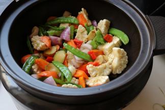 炒好的蔬菜放入苏泊尔电砂锅里，铺在下面。