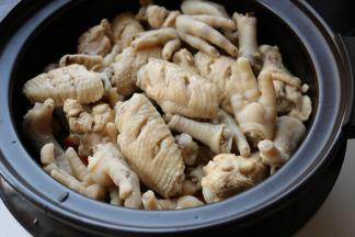 把绰过水的肉类也铺上去。