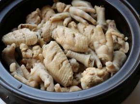 把绰过水的肉类也铺上去。