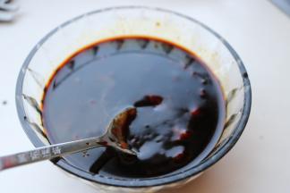 调一碗焖汁，我用了蚝油，番茄酱，老抽，生抽，豆瓣酱，蒸鱼豉油，白糖，分量差不多1:1，再加适量水，搅拌均匀。盐就酌情加吧，酱类都有盐味，差不多就够了。