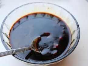 调一碗焖汁，我用了蚝油，番茄酱，老抽，生抽，豆瓣酱，蒸鱼豉油，白糖，分量差不多1:1，再加适量水，搅拌均匀。盐就酌情加吧，酱类都有盐味，差不多就够了。
