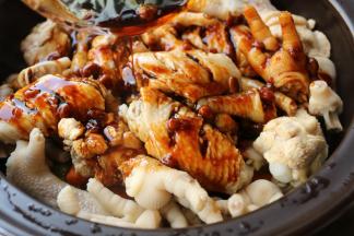 把调好的料汁浇在上面。