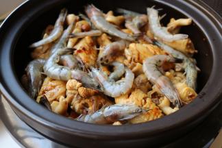 大约30分钟后，加入虾，继续焖。