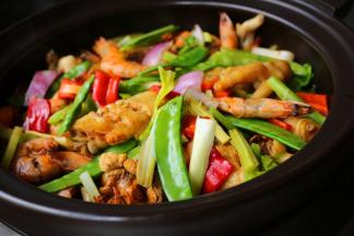 时间到，满满一锅，真的好满足。为了好看，荷兰豆我是绰水后直接铺在上面哒。这样看起来会更漂亮更有食欲。