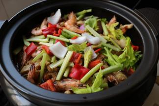 剩余10分钟时候，加入剩下的蔬菜，我喜欢在菜肴熟的时候加一些芹菜，有一种特别的清香