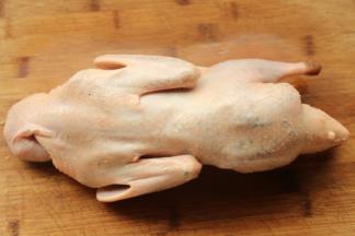 鸭子清理干净。