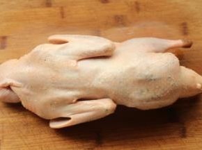 鸭子清理干净。