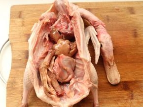 打开腹腔，内脏也都清理干净了。