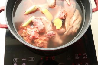 汤锅加水，冷水下入鸭肉，加姜块和葱段，煮开后再煮5分钟，捞出洗净浮沫待用。