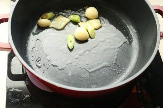 炒锅放少许油，下入姜片葱段和蒜头爆出香味。