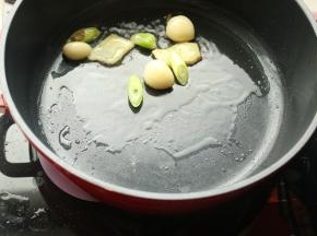 炒锅放少许油，下入姜片葱段和蒜头爆出香味。