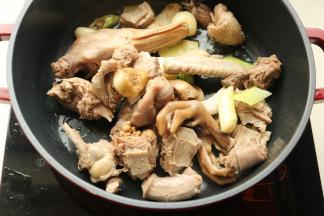 下入鸭肉翻炒。