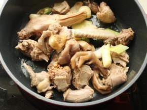 下入鸭肉翻炒。