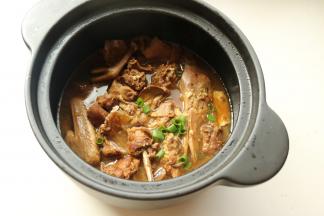 加入葱碎，啤酒鸭就做好了。