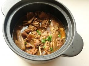 加入葱碎，啤酒鸭就做好了。