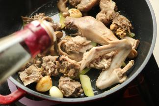 加入老抽等调料。