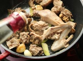 加入老抽等调料。