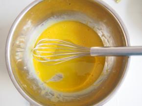 首先做原味蛋糕片，将蛋白和蛋黄分离，蛋黄中放入玉米油，充分搅拌均匀后放入牛奶，继续搅拌均匀。