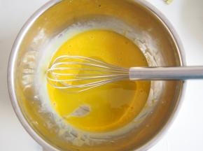 首先做原味蛋糕片，将蛋白和蛋黄分离，蛋黄中放入玉米油，充分搅拌均匀后放入牛奶，继续搅拌均匀。