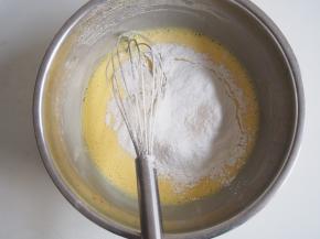 筛入低筋面粉，画“Z”字切拌均匀。