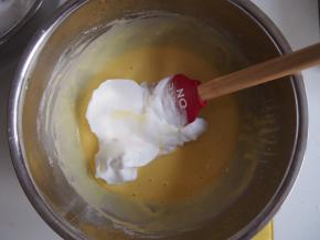 蛋白放入无水无油的盆子中，打出鱼眼泡、出现纹路、纹路明显后各加入三分之一糖，打发至湿性发泡状态。蛋白霜分两次加入蛋黄糊中，切拌均匀。