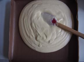 烤盘铺油布，将面糊倒入铺平，震出气泡，150度，中层上下火，20分钟左右。